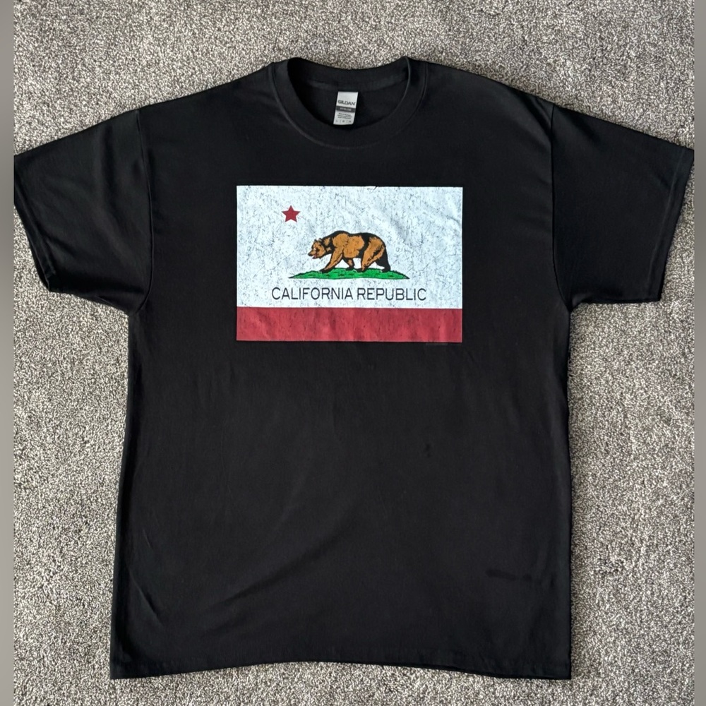 California Republic Gildan DryBlend Black Tee. Large.